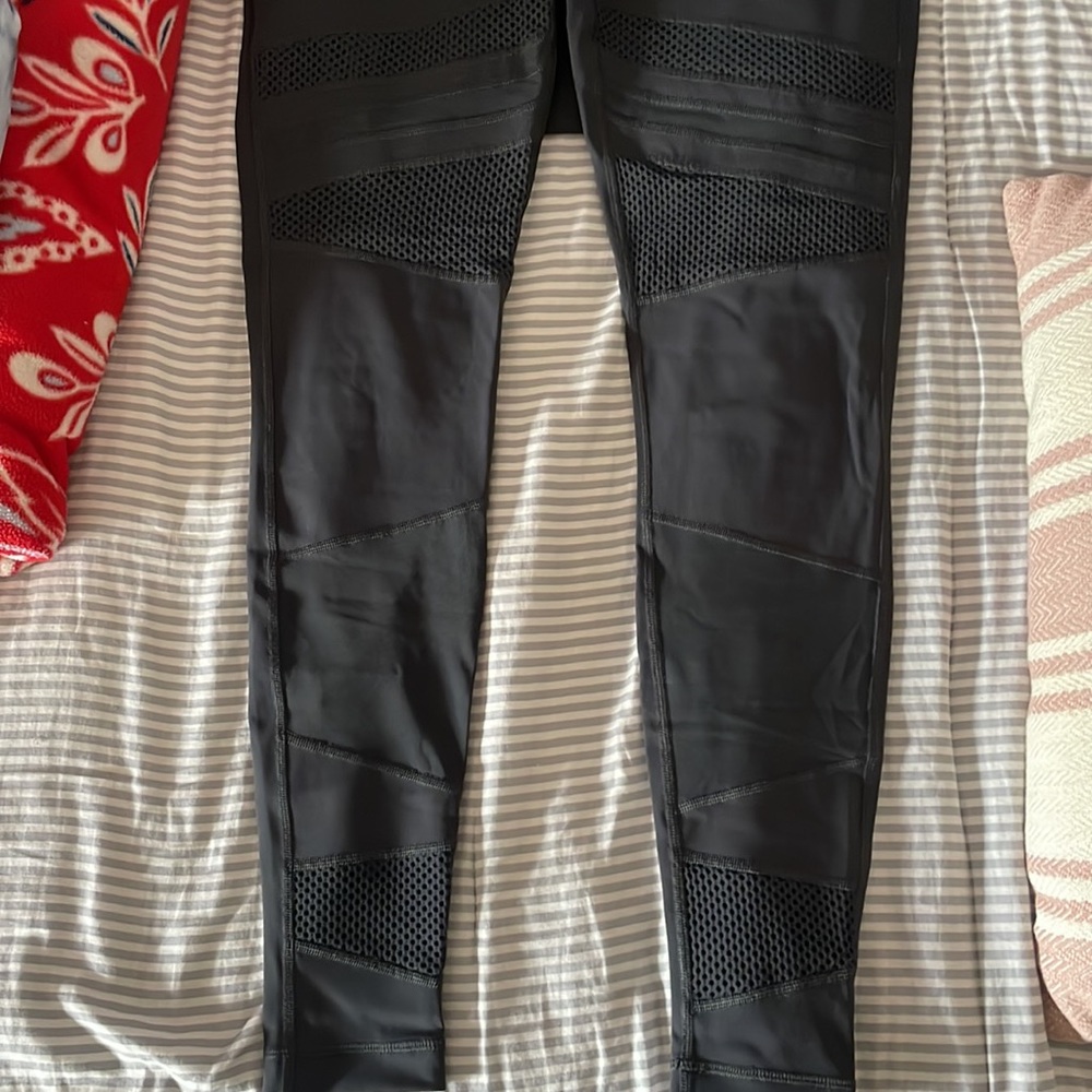 Charcoal Grey Lululemon leggings - Picture 2 of 4
